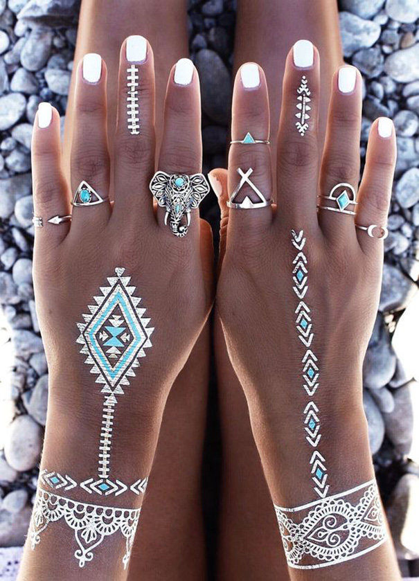 tatuagem temporária na mão 