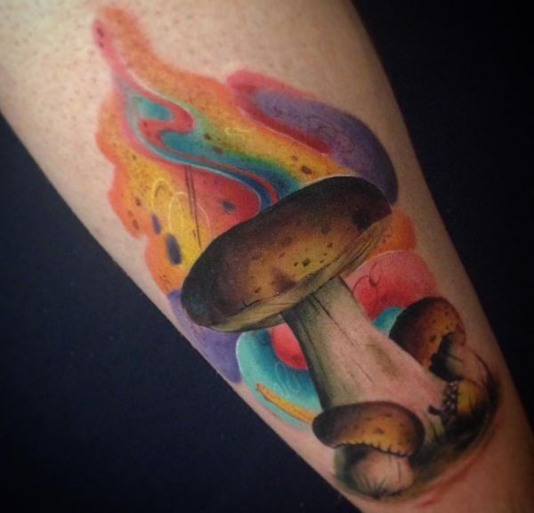Tatuagem de cogumelo colorido na perna 