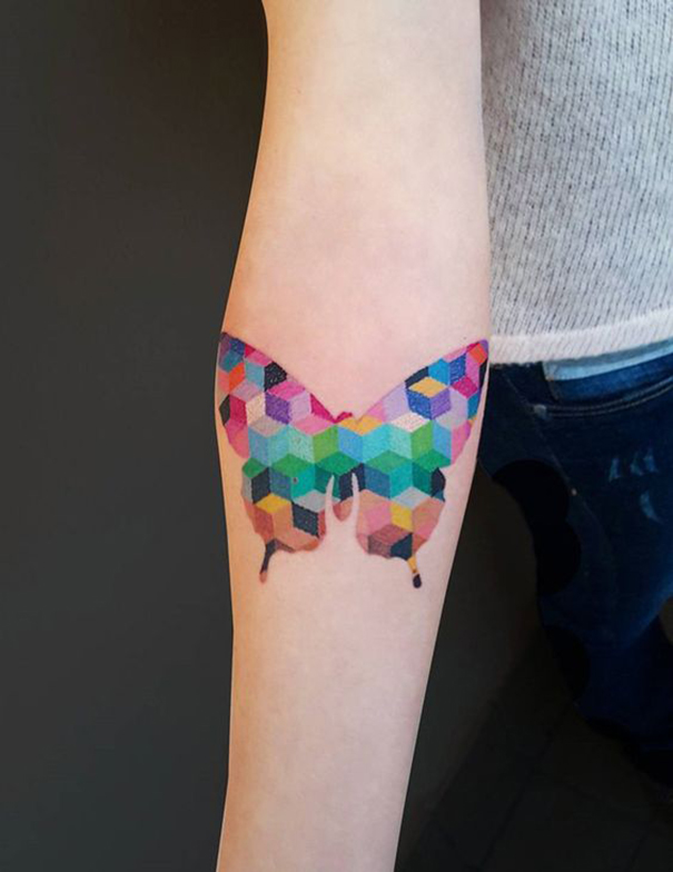 tatuagem de borboleta linda colorida no braço 