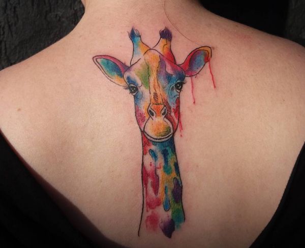 Design de cabeça de girafa colorido nas costas 