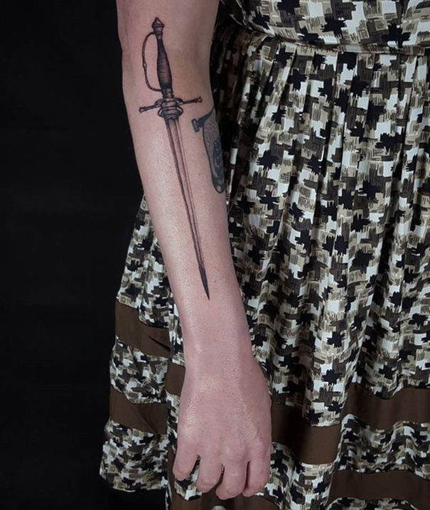 tatuagem de espada de mulheres no braço 