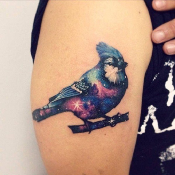 tatuagem de pássaro por Adrian Bascur… 