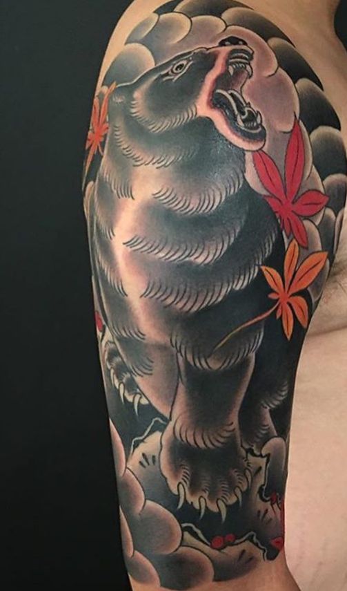 Design de tatuagem de urso pardo 