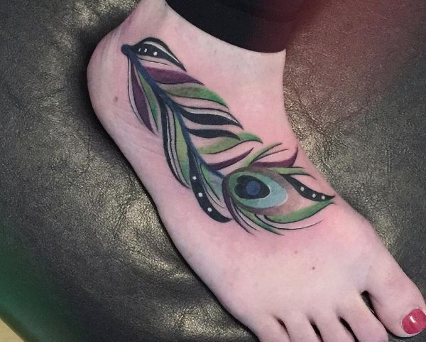 Tatuagem de pavão de penas na parte de trás do pé 