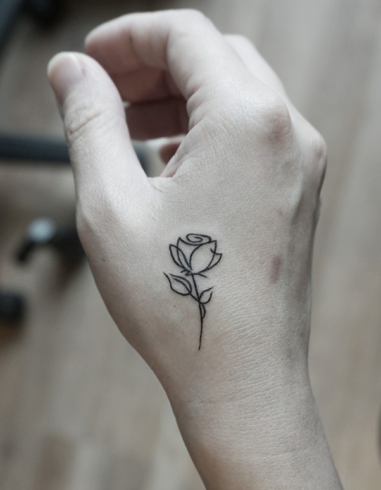 rosa-delicado-tatuagem-mão-mulher 