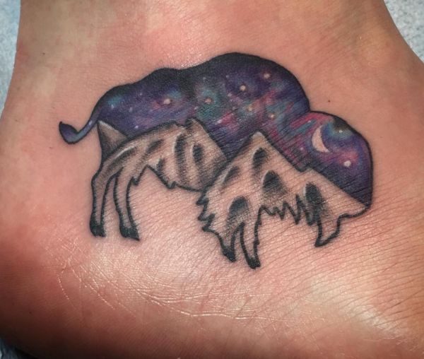Tatuagem de búfalo abstrata no tornozelo 