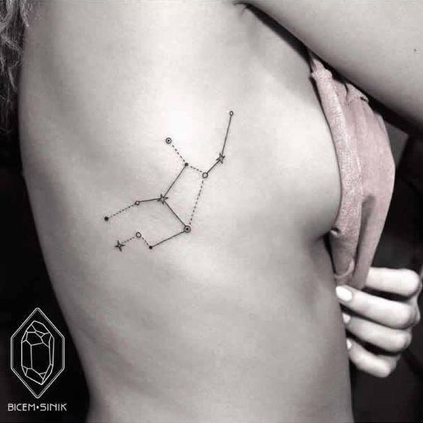 tatuagem de constelação na costela 
