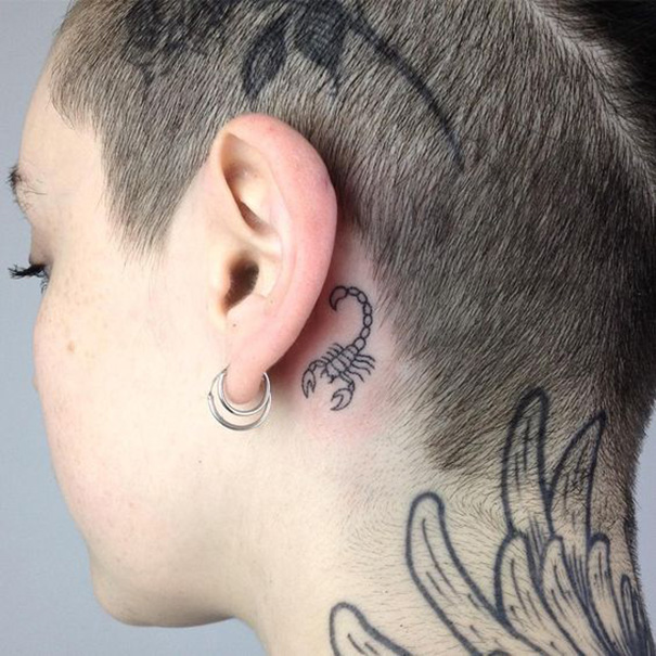tatuagem de escorpião por trás da orelha 
