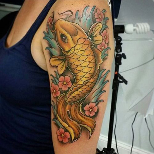tatuagem de peixe koi no braço 