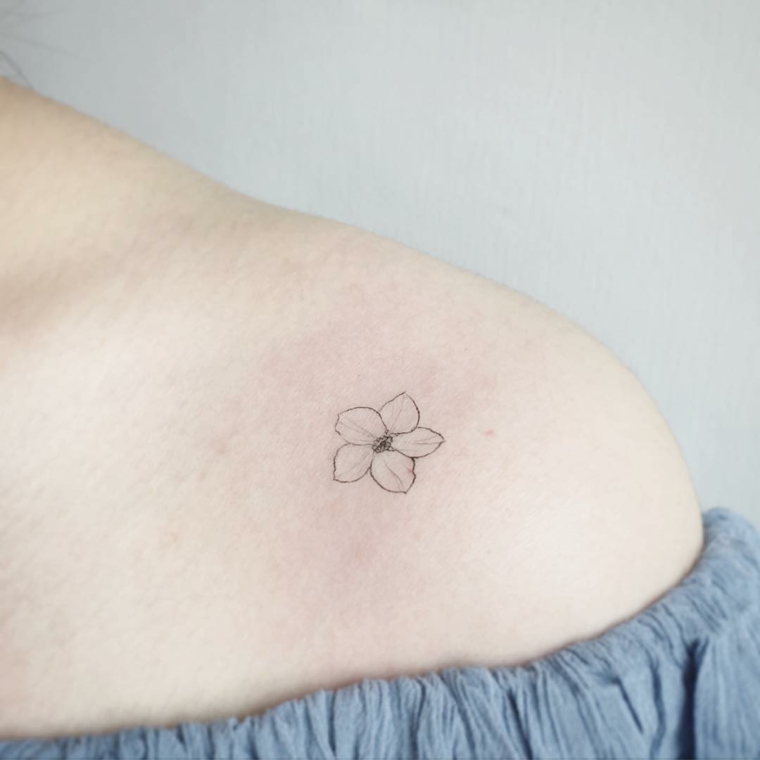tatuagem pequena flor 
