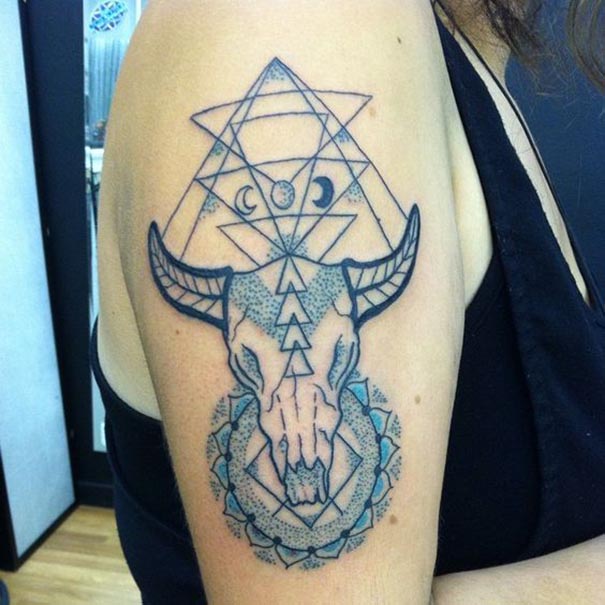 tatuagem do zodíaco de taurus no ombro 