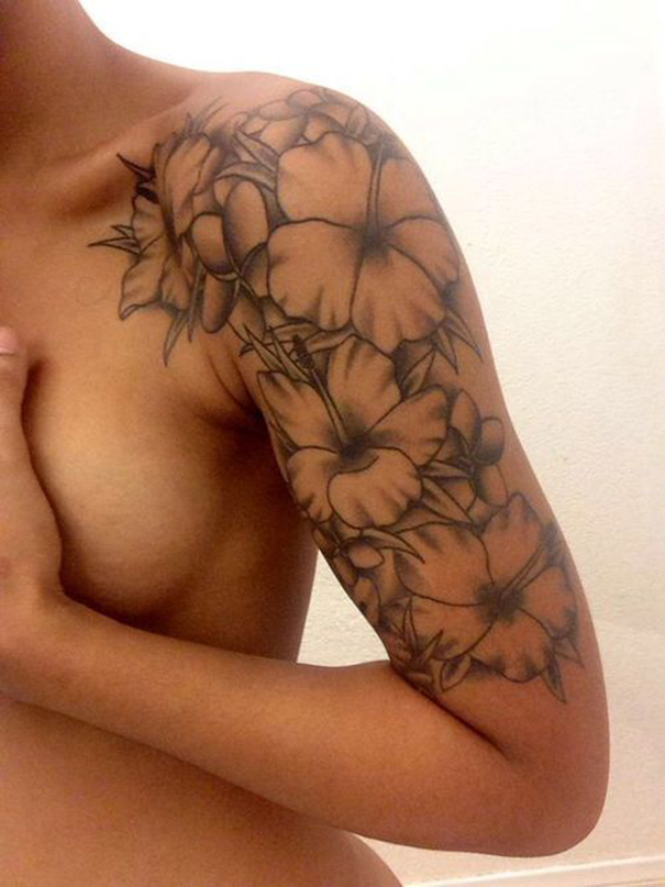 Tatuagem de hibisco no ombro 