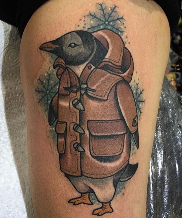 Tatuagem de pinguim dos desenhos animados na coxa 
