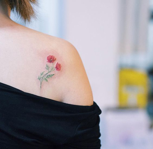 tatuagem de papoula para mulheres 