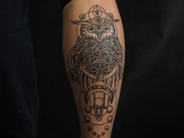 Tatuagem de coruja celta na perna 