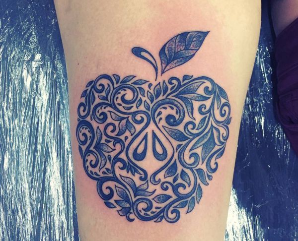 Desenho de tatuagem de maçã tribal 