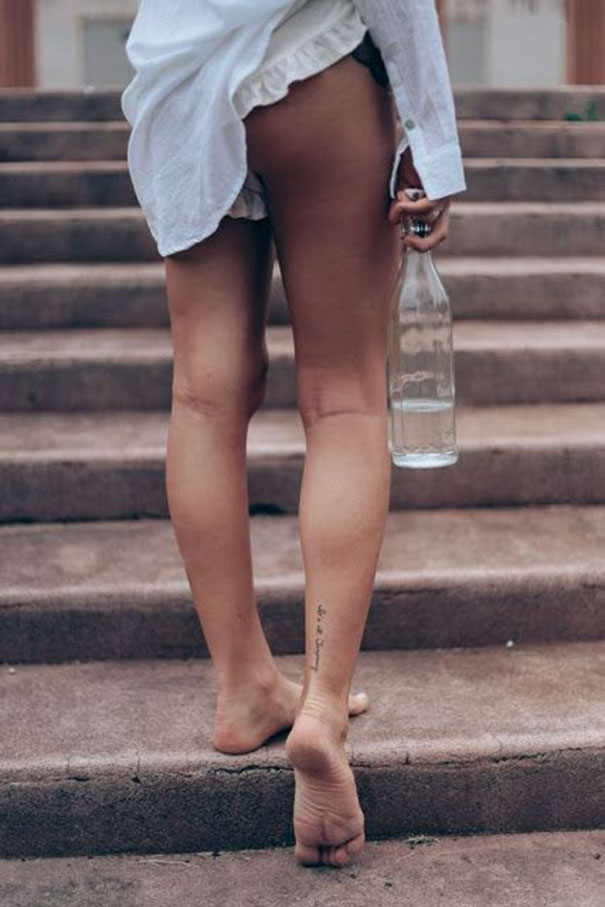 tatuagem de mulheres a pé