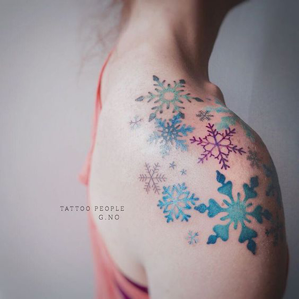 tatuagem de floco de neve no ombro 