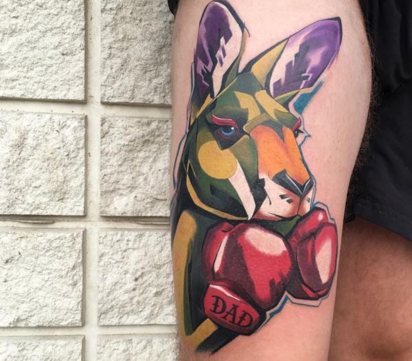 Tatuagem de canguru boxe na coxa 
