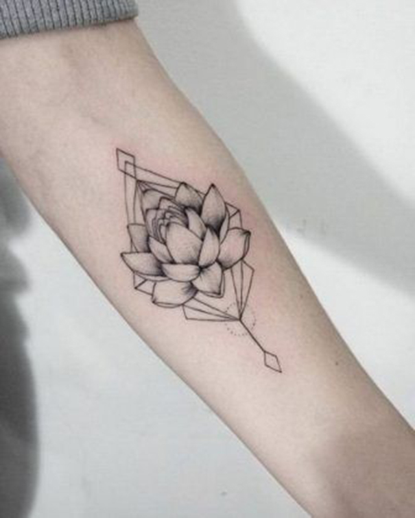 tatuagem de flor de lótus no braço 