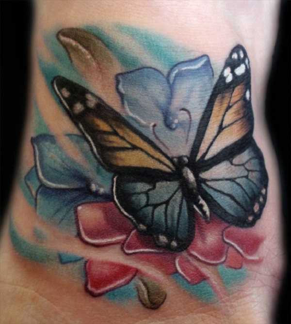 50 tatuagens de borboletas com flores para mulheres
