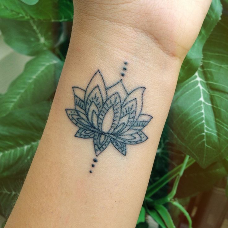tatuagens no pulso silhuetas florais 