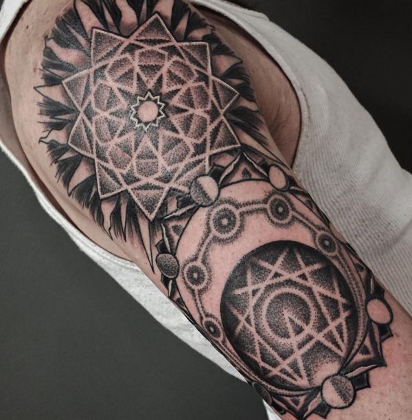 Nove pontos - desenho de tatuagem de estrela no braço 