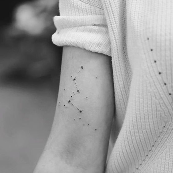 tatuagem de constelação no braço 