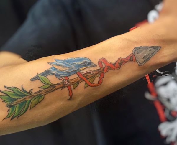 Desenho de seta com o pássaro no antebraço