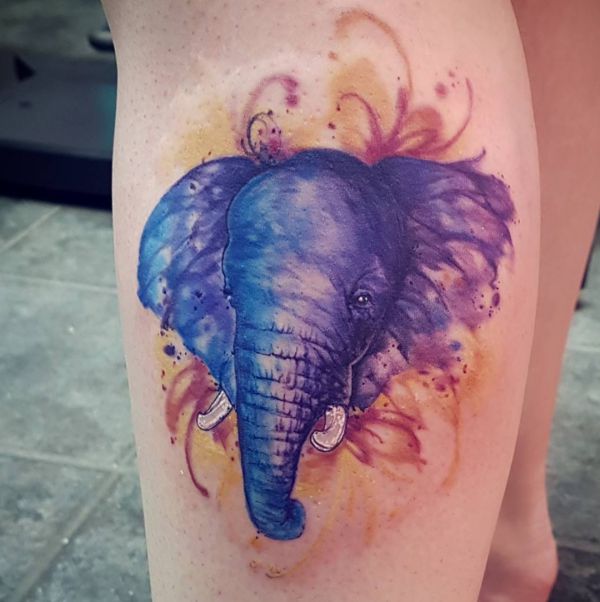 Tatuagem de cabeça de elefante em aquarela na parte inferior da perna 