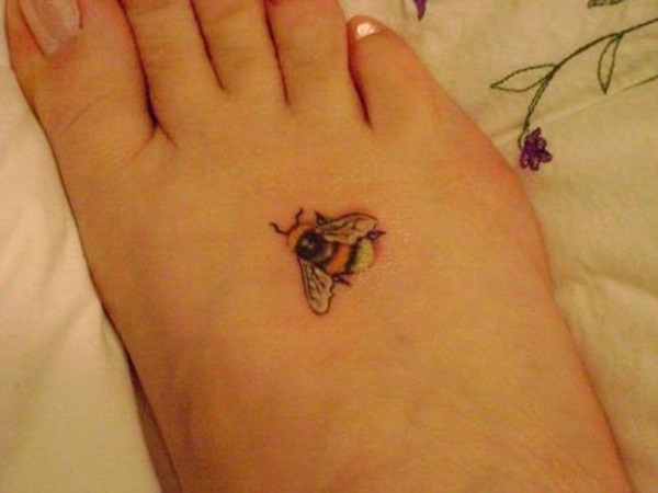 Significados do tatuagem de abelha linda 12 