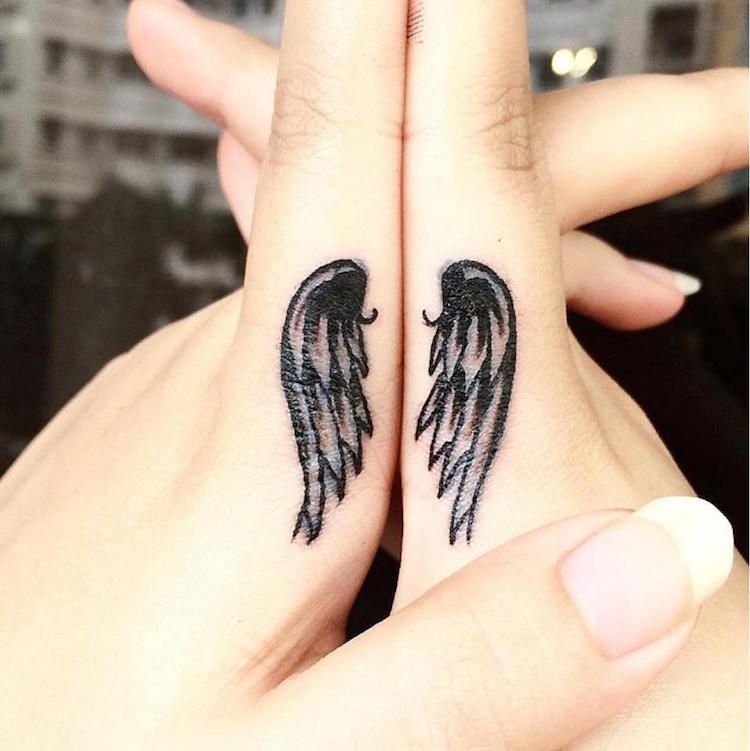 asas tatuadas mãos ornamentadas 