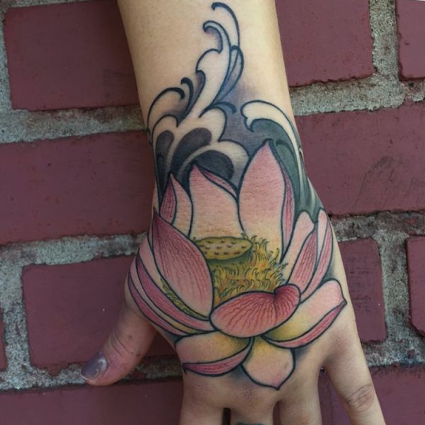 Tatuagem de lótus rosa japonesa na mão 