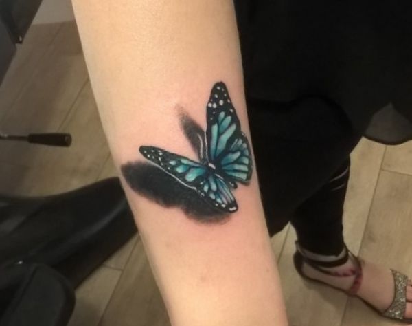 Desenho de tatuagem de borboleta 3D no antebraço 