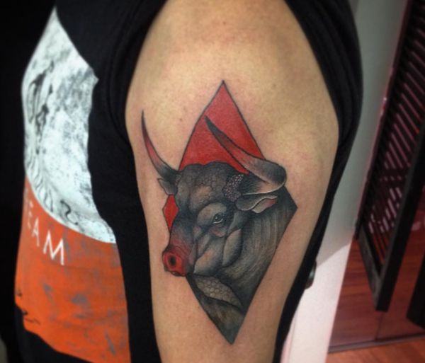 Design de tatuagem de touro no braço superior vermelho 