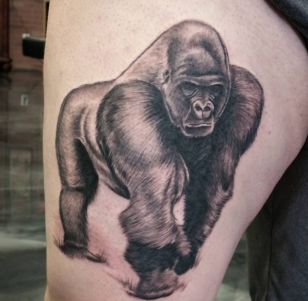 Tatuagem de gorila na coxa 