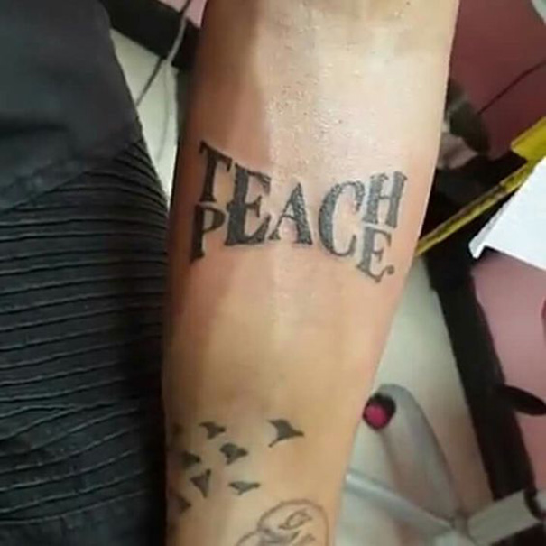 tatuagem de paz no braço 