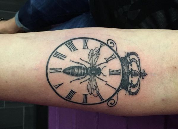 Tatuagem de abelha com relógio e coroa na escápula 