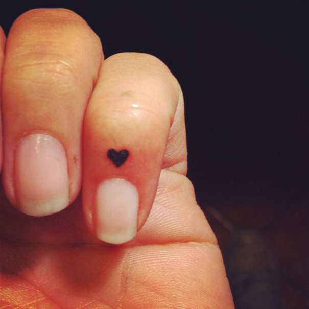 tatuagem de coração no dedo 