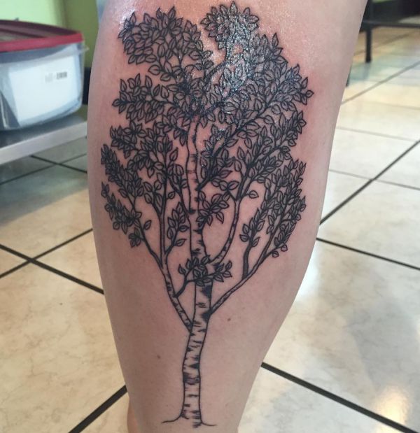 Design de tatuagem de árvore de vidoeiro na perna 