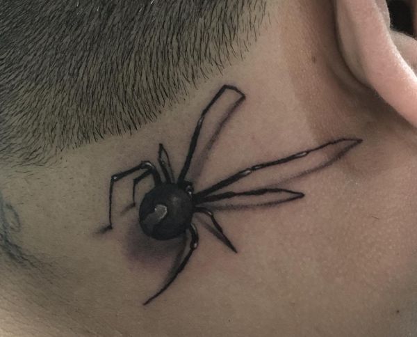 Tatuagem de aranha 3D atrás da orelha