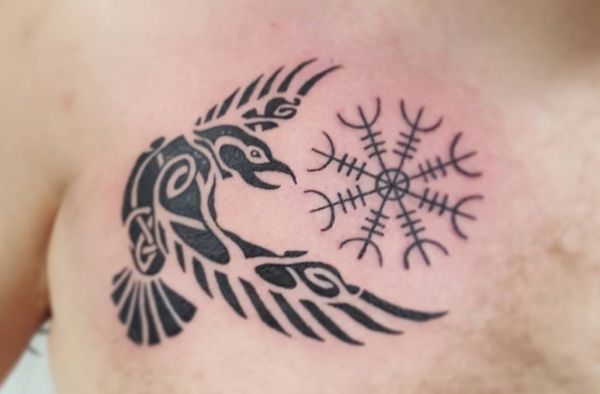 Tatuagem de corvo tribal no peito 
