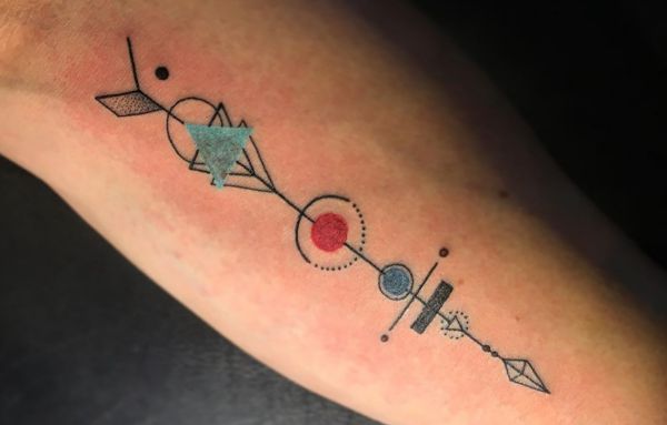 Design de seta abstrata no braço