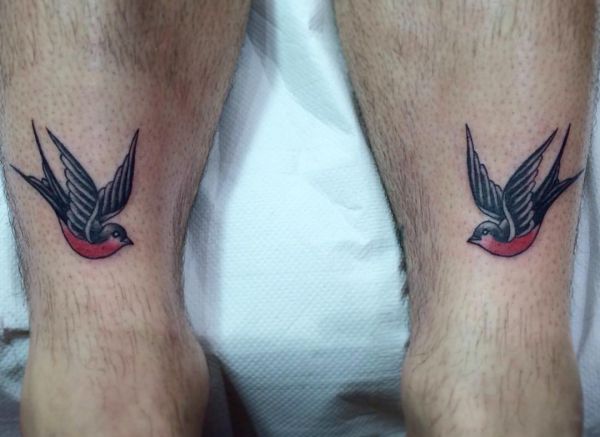 Duas andorinhas na parte inferior da perna 
