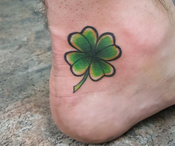Tatuagem de trevo de quatro folhas no tornozelo 