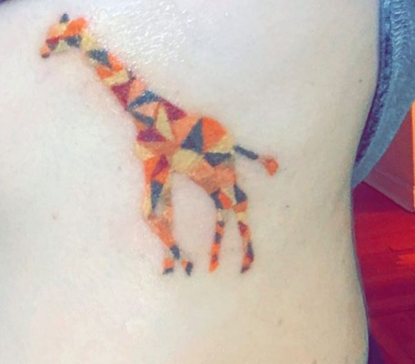 Desenho de tatuagem de girafa colorido no arco com nervuras 
