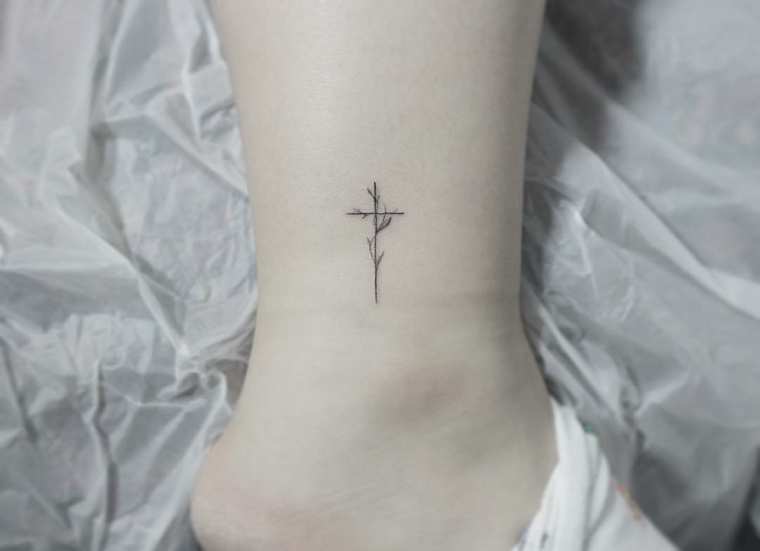 elegante-cross-tattoo-woman-options 
