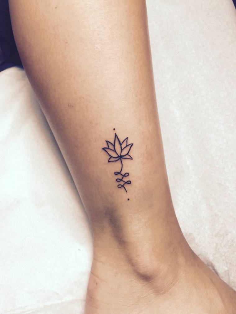 pequena flor de lótus de tatuagem 