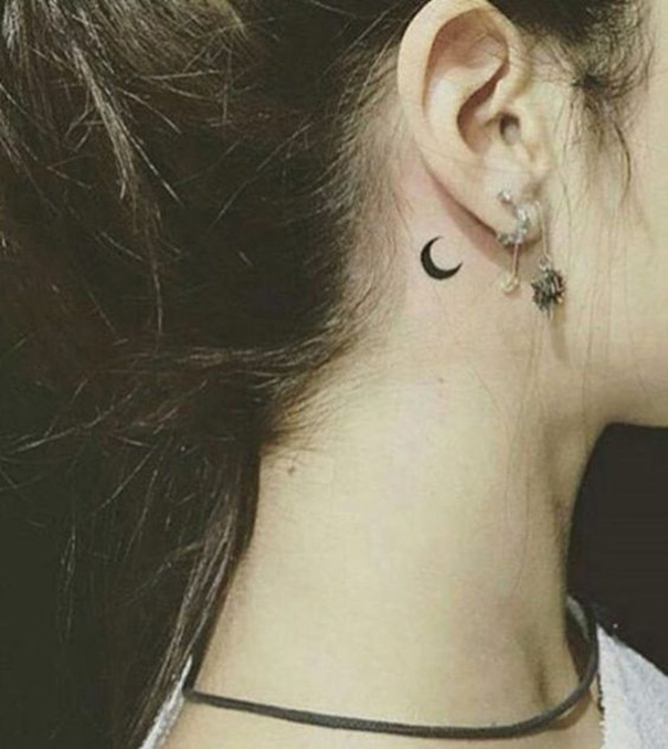 tatuagem de lua atrás da orelha 