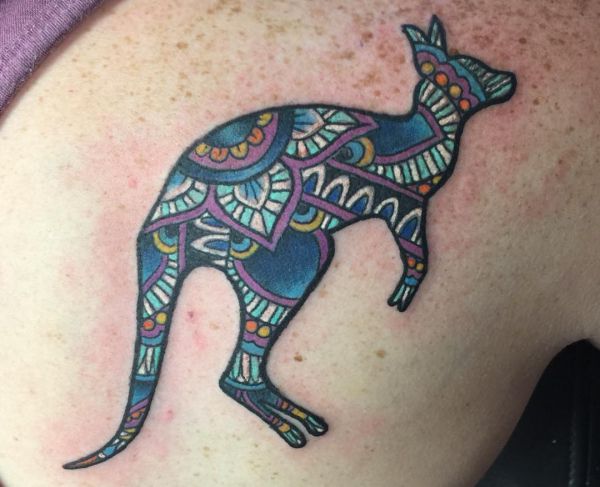 Tatuagem de canguru tribal na escápula 